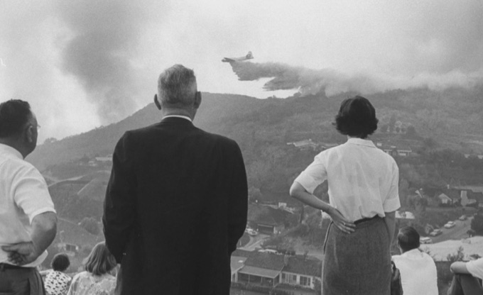People watch planes drop fire retardants on the LA fire in 1961.