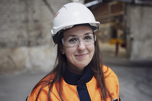 Female employee wearing safety gear at the U.S. Borax Coudekerque plant